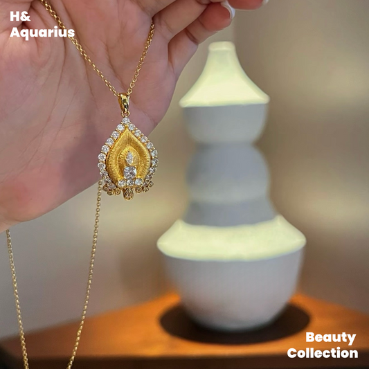 The pendant chain is 925 silver synthetic zircon white tower necklace temperament light luxury inlaid yellow necklace