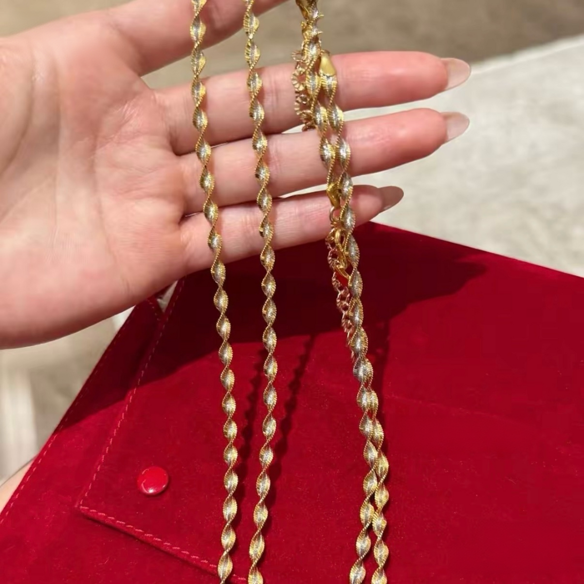 Two-Tone Ripple Twist Necklace