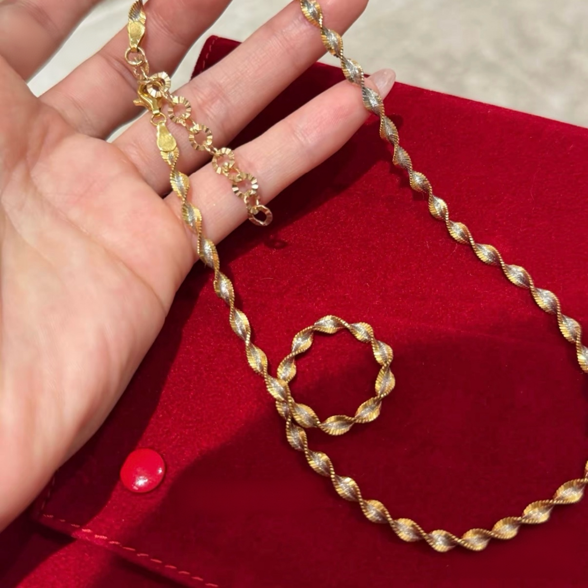 Two-Tone Ripple Twist Necklace